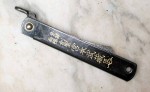 japanisches Higonokami Klappmesser mit schwarzem Griff und Samuraimotiv